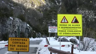 La carretera a la Pradera está cortada y se advierte que no hay mantenimiento invernal.