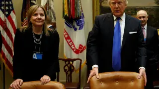 Mary Barra, CEO de GM, con Donald Trump