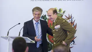 El alcalde Pedro Santisteve, junto al general Luis Lanchares