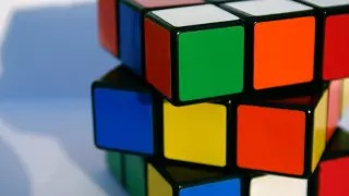 El récord robótico para hacer el cubo de Rubik es de 0,637 segundos