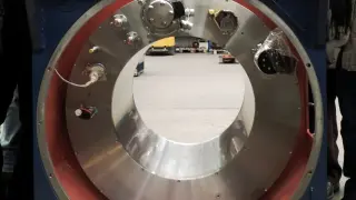 Generador superconductor. Prototipo de generador superconductor durante el proceso de ensamblaje. Las bobinas superconductoras se encuentran en el interior de un criostato.