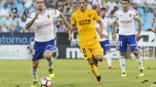 Cani conduce el balón en el partido de ida frente al UCAM Murcia.