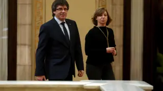 Puigdemont junto a la consejera catalana de Gobernación, Meritxell Borràs.