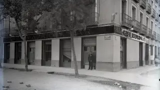 Puerta del Café Madrid de Zaragoza, en 1920.