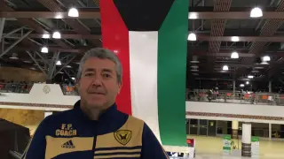 Félix Pellicena, junto a una gran bandera de Kuwait.