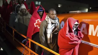 Rescatan a 55 inmigrantes al sur de Motril, 8 de ellos mujeres y un niño.