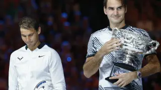 Nadal y Federer durante la entrega de trofeos.