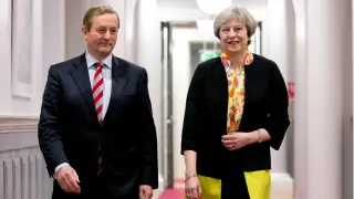 Theresa May junto a Enda Kenny.