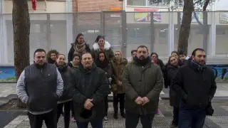 Padres y madres del colegio Sainz de Varanda de Zaragoza escenifican su queja delante del centro.