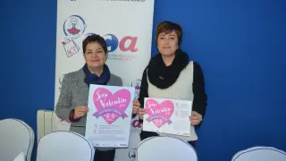 La gerente y la presidenta de ACT con los carteles de la nueva campaña por San Valentín.