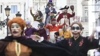 La 'troupe' del carnaval zaragozano desfila por la calle de Alfonso I en la edición del año pasado.