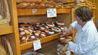 En San Blas, los roscones de masa dormida son el producto más demandados en las panaderías.