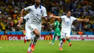 Samaras celebra con la selección de Grecia el gol con el que, en el Mundial de Brasil, derrotó 2-1 a Costa de Marfil para clasificarse para la segunda fase.