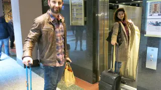 El presentador de la gala, Dani Rovira, acompañado de su pareja, la actriz Clara Lago; han preferido llegar a las 14.00 al hotel para prepararse con tiempo.