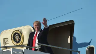Donald Trump baja del avión presidencial.