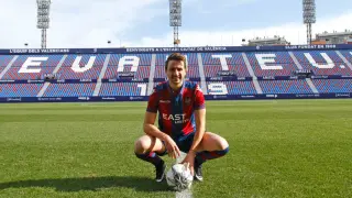 Juan Muñoz en su presentación como futbolista del Levante.
