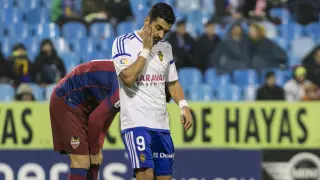 Ángel se lamenta tras fallar un mano a mano ante el portero del Levante, Raúl Fernández, en el minuto 2 del partido del este sábado.
