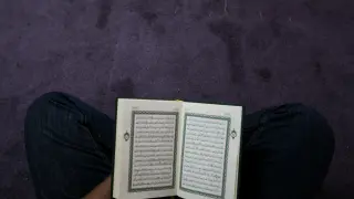 Una persona lee el Corán en una mezquita de Zaragoza.