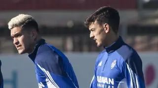 Jesús Valentín y Edu Bedia, junto en el último entrenamiento del Real Zaragoza.