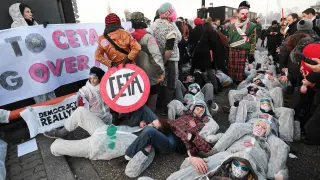 Protesta contra el CETA a las puertas del Parlamento Europeo, en Estrasburgo.