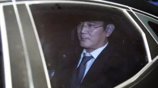 Lee Jae-yong accediendo al centro de detención, en espera de la decisión del tribunal.
