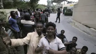 Varios inmigrantes, felices tras saltar valla.  