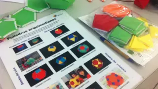 Con este Polifieltro 3D, los niños construyen figuras geométricas