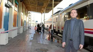 El alcalde de Binéfar, Alfonso Adán, en el andén de la estación que se quiere recrecer.