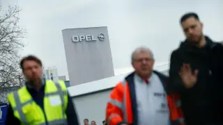 Empleados de Opel, este pasado viernes, a la salida de la sede de Opel en Russelsheim.
