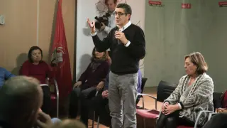 El exlehendakari y candidato a la secretaría general del PSOE, Patxi López, durante la reunión que ha mantenido hoy con militantes socialistas en la sede provincial del PSOE de Granada para explicarles el proyecto de su candidatura.