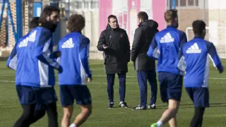 Agné, de espaldas, habla con su ayudante, Rodri, mientras el equipo se ejercitaba este sábado en la Ciudad Deportiva.