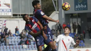 Un lance del choque entre el Huesca y el Sevilla Atlético