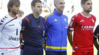 Figueroa Vázquez, con los capitanes del Albacete y el Real Zaragoza (Dorca) antes del inicio del partido del año pasado en el Carlos Belmonte.