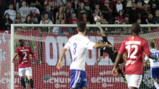 Momento en el que Saja, en una espectacular palomita hacia atrás, salvó un gol en el Nou Estadi de Tarragona a disparo de Lanzarote en el Nástic-Real Zaragoza de la primera vuelta.