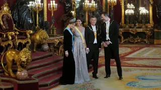 Los Reyes y el matrimonio Macri, en el Palacio Real antes de la cena.