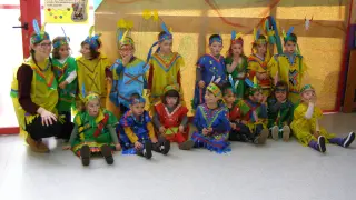 Niños disfrazados de indios, este viernes en la escuela infantil de Tarazona.