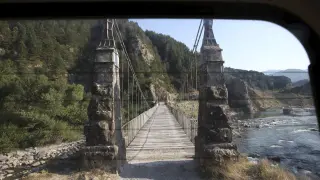 Puente colgante que conduce a Jánovas, situado en el desfiladero sobre el río Ara.