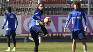 Georgios Samaras realiza una acrobacia con la pelota en el entrenamiento de ayer en la Ciudad Deportiva.