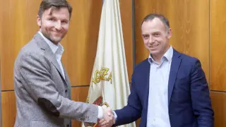 Lalo Arantegui y el presidente del Real Zaragoza, Christian Lapetra, esta tarde en la sede del club tras la firma de su contrato como director deportivo.