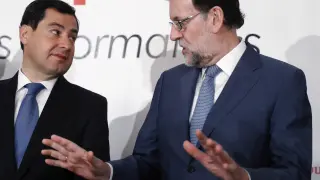 Rajoy conversa con el presidente del PP andaluz.