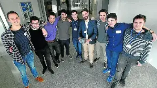 Parte del equipo de estudiantes de la Universidad de Zaragoza con un prototipo del nanosatélite.