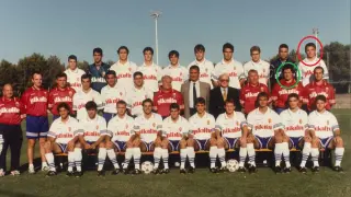 Fotografía oficial del Zaragoza B de la campaña 1996-97 en la Ciudad Deportiva. En el círculo rojo, Lalo Arantegui, jugador del filial. En el verde, Narciso Juliá, segundo entrenador.