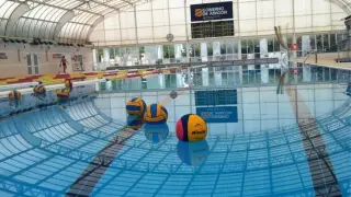 Imagen de la piscina cubierta del Parque Deportivo Ebro antes de su cierre en 2012.