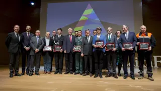Foto de grupo de los condecorados con la Placa al Mérito de Protección Civil y autoridades, en el salón de actos de Caixaforum.