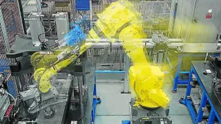 Un robot trabaja en la planta de Airtex Products de Zaragoza