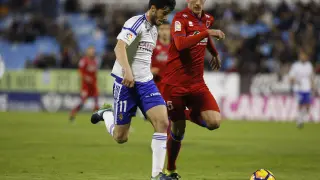 Edu García pugna con Dani Calvo en el Zaragoza-Numancia de este domingo.