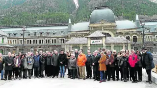 Los mas de cincuenta representantes del Consejo de Turismo, que se celebró en la sede del Laboratorio Subterráneo de Canfranc.