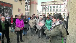 Vecinos de Zaragoza que participaron en la visita guiada por Huesca ayer a las 11.00.