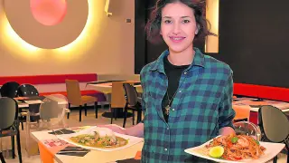 Elvira Morán, cocinera y propietaria del restaurante Noodles Pad Thai de Zaragoza.