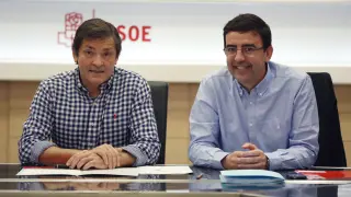 El presidente de la Gestora del PSOE, Javier Fernández, y el portavoz, Mario Jiménez.